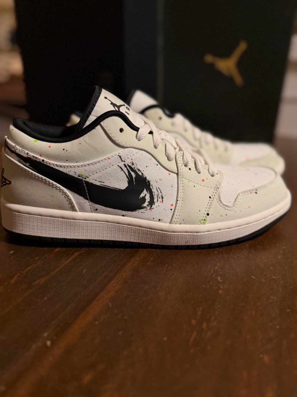 New Nike Air Jordan 1 Low SE "Brushstroke Swoosh - Paint Splatter" Sneakers - 9M